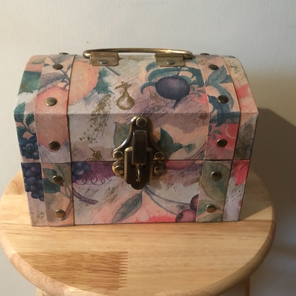 Vintage fruits trinkets cardboard box mini trunk EUC - Picture 9 of 9